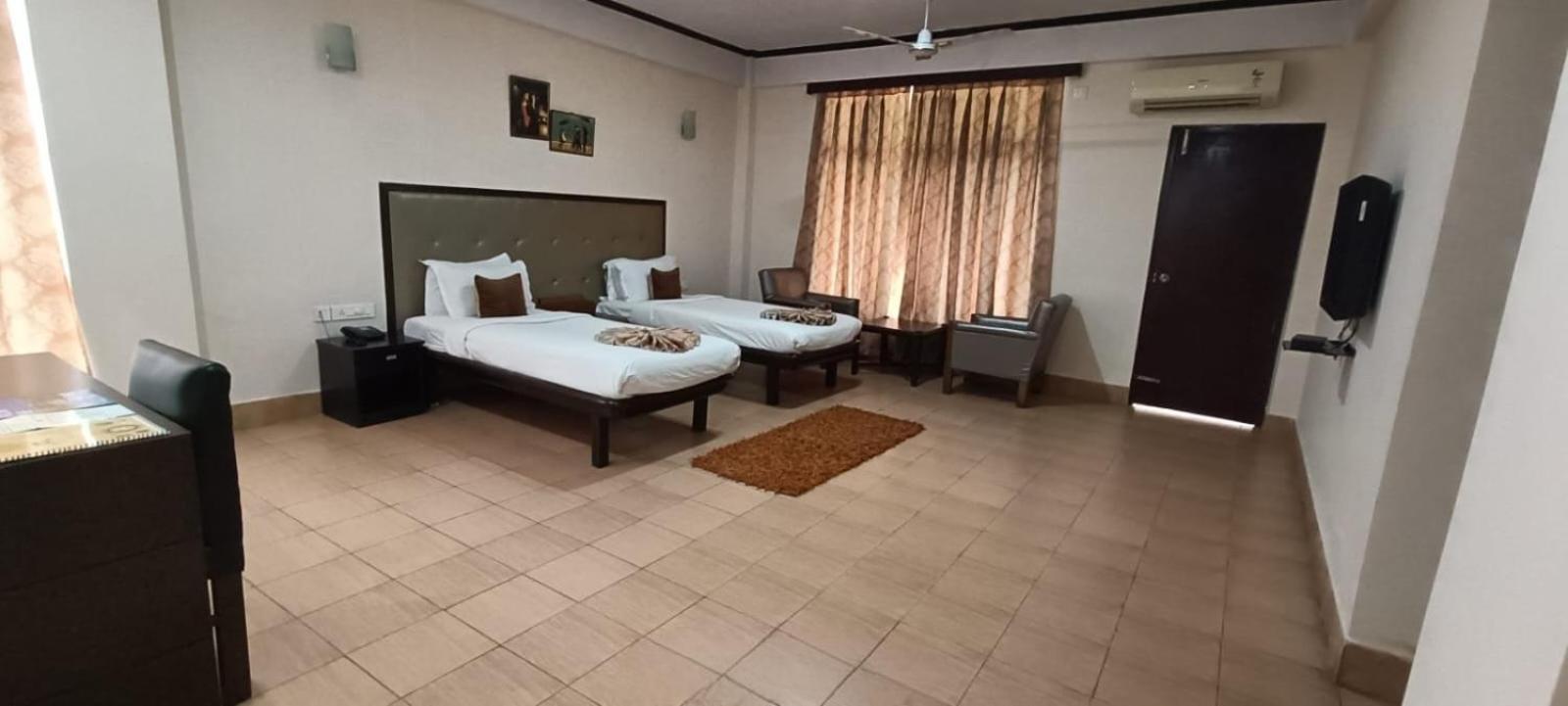 Polo Tura Hotel Exterior photo