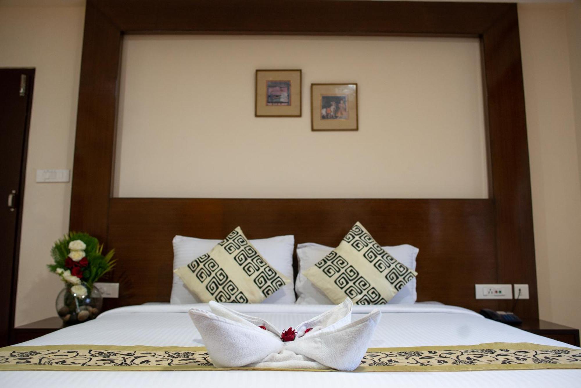 Polo Tura Hotel Exterior photo